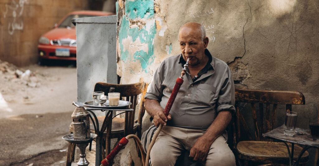 Mehrere Shisha-Wasserpfeifen aus Edelstahl in unterschiedlichen Größen