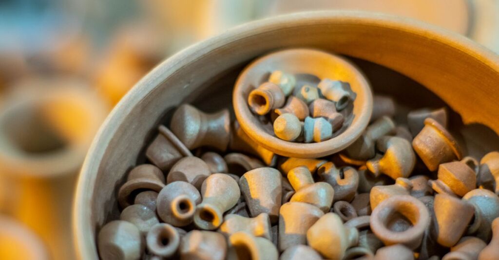 Verschiedene Shisha-Köpfe aus Ton mit Kaminaufsatz