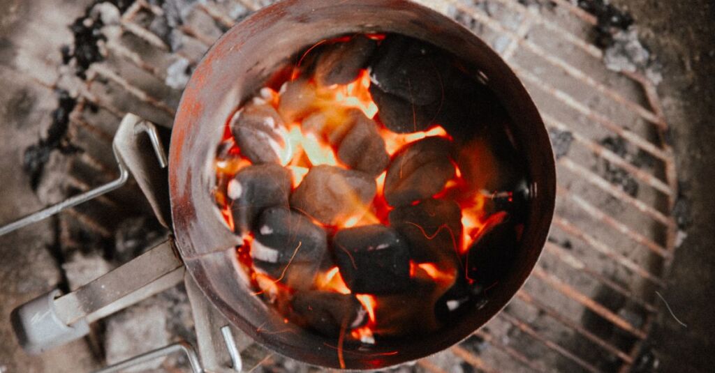 Shisha-Tonkopf mit Kaminaufsatz und gluehender Kohle