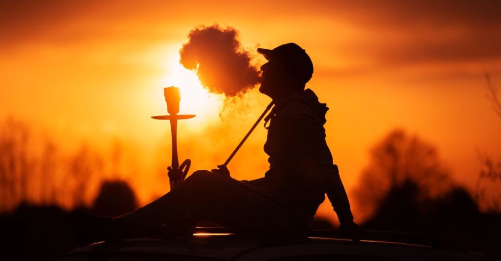 Shisha-Bowl aus Glas wird unter fliessendem Wasser gereinigt