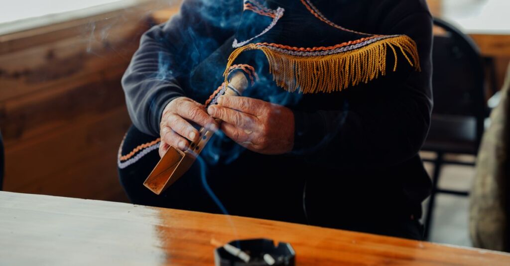 Shisha-Grundausstattung mit Rauchsaeule, Kopf und Schlauch